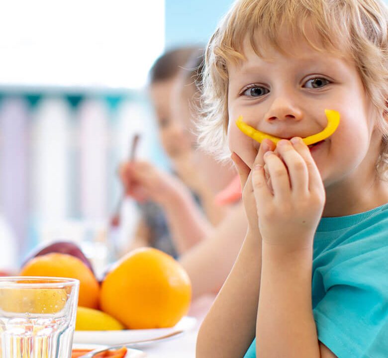 Lebensmittel-Großhandel WEIGAND Ihr Frischelogisitiker in Rosenheim Kind lächelt mit Paprika